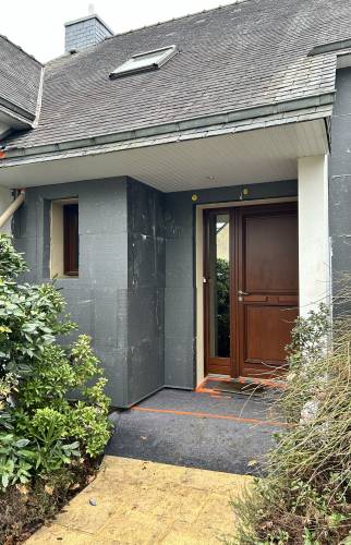 Isolation thermique par l’extérieur en cours entrée maison