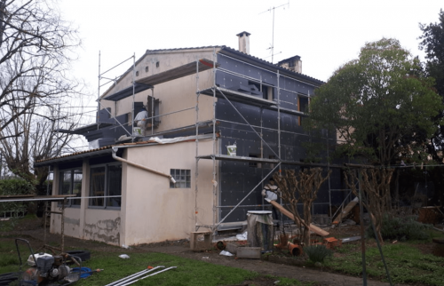 Echafaudage avec plaque d'isolation thermique