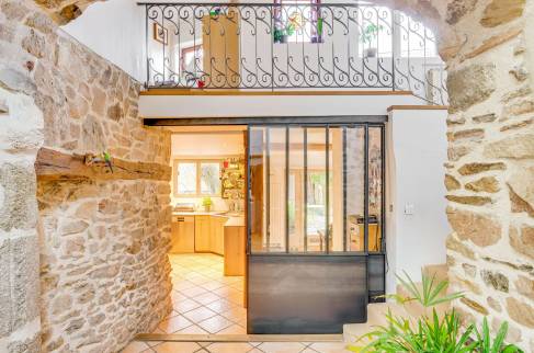 Chazay d'Azergues (69380) : Cuisine rénovée dans un esprit maison de famille dans une maison de village de l'Azergues