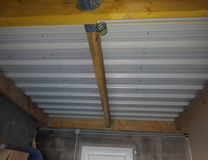 Charpente bois adaptée à la couverture en toit plat , isolation et étanchéité bitume sur bac acier, passage et réalisation de l'installation électrique