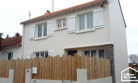 Clôture en bois sur muret béton