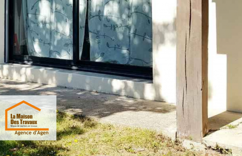 Pose soignée de la menuiserie avec un encadrement parfaitement étanche et durable.