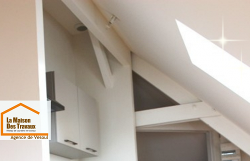 Isolation soignée des rampants et habillage des murs pour une finition esthétique et performante.