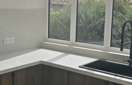  Détails du plan de travail et de l'évier avec toute la luminosité des fenêtres
