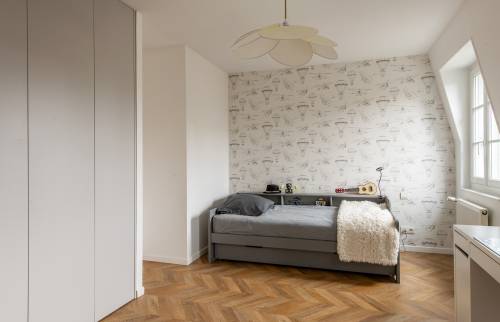 Chambre avec papier peint de montgolfières et parquet à Paris 8e