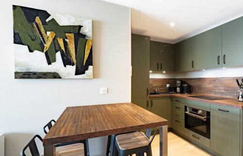 Espace repas après rénovation de cusine mobilier gamme décor chêne à Roscanvel (29570)