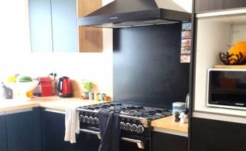 pose d'une nouvelle cuisine dans une maison
