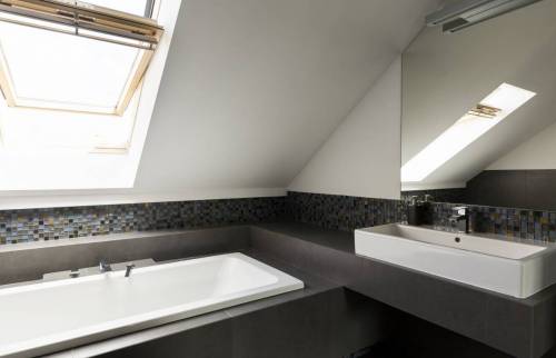 Rénovation d'une salle de bain chic et moderne sous les combles à Truyes (37320)