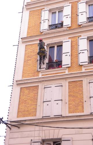 Intervention d'un cordiste sur une façade