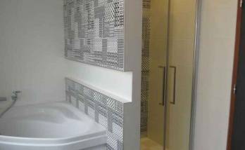 Grande salle de bain avec baignoire d'angle et douche à l'italienne - Ploemeur (56270)