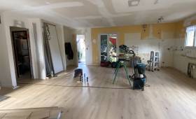  Nouveau revêtement de sol stratifié effet parquet dans une maison en rénovation - Montauban 82000