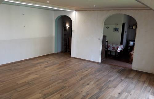 Eclairage intérieur avec faux-plafond bandeaux et spots LED lames PVC clipsables décor parquet  à Pont-de-Buis-lès-Quimerch (29590)