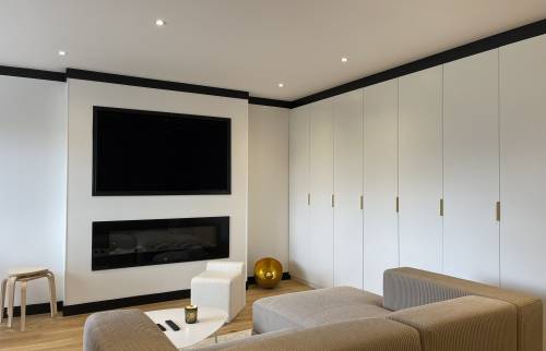 Détails des plinthes et corniches noires