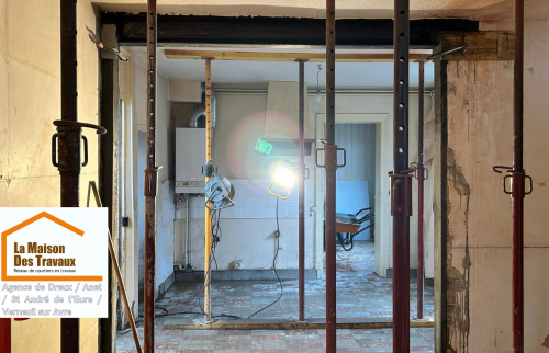 Rénovation de cuisine en Eure-et-Loir : Dépose des murs et préparation pour une cuisine moderne et fonctionnelle avec plus de luminosité.