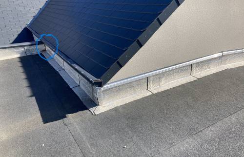 Origine de l'infiltration de toit à l'extérieur