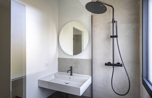 Meuble vasque et robinetterie noire