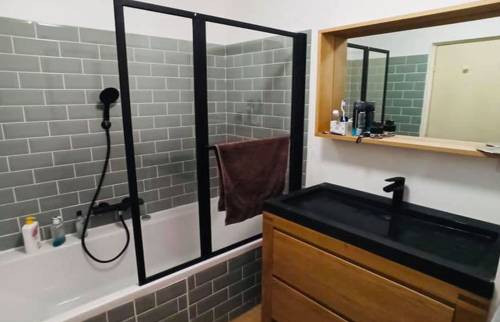 Salle de bain rénovée avec baignoire