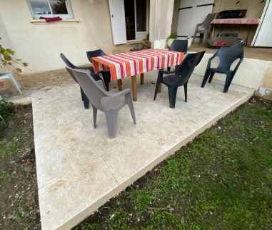 Terrasse en carrelage à Armoy