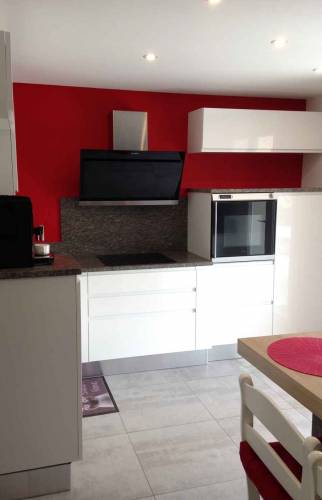 Cuisine rénovée, couleur blanc laqué, plan de travail granit à Sierentz