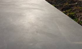 Terrasse en béton teinté et surfacé