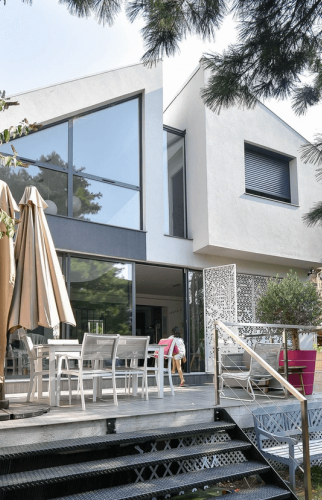 Vue extérieure de la maison avec une superbe extension de maison