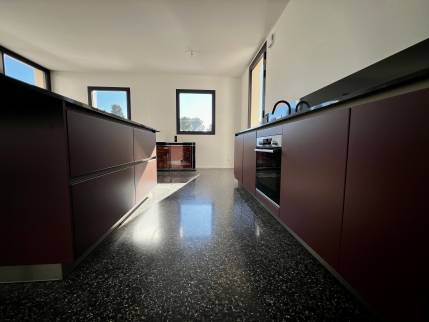 Pose d'une cuisine neuve tout équipée à Agay