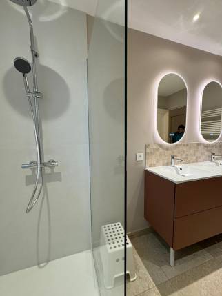 Douche ouverte de plain-pied dans une salle de bain rénovée - Cholet 49300