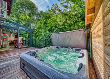 Un joli jacuzzi pour profiter en famille ou entre amis