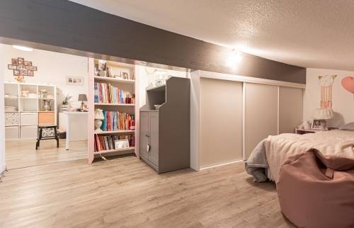 Création d'une chambre mezzanine pour enfants avec placards