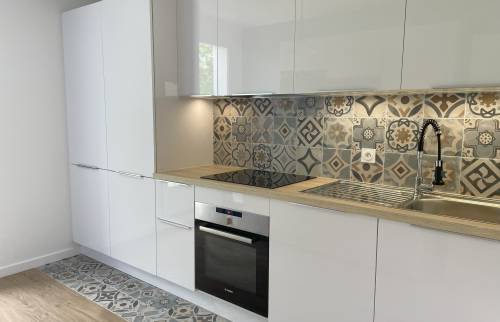 Rénovation de cuisine avec meubles façades laquées blanches