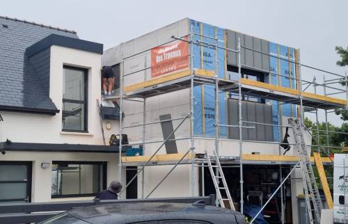 PROCHAINEMENT - Surélévation et extension d'une maison Carquefou - travaux en cours