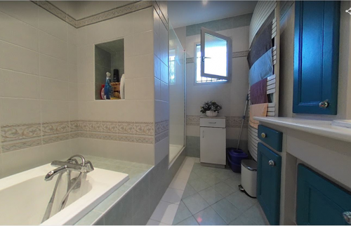 Rénovation moderne d’une salle de bain à Saint-Savin (33920)