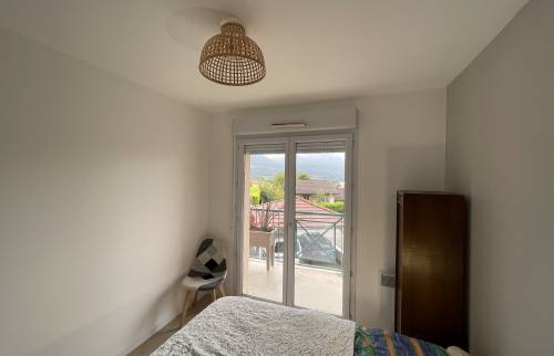 Une chambre rénovée du sol au plafond