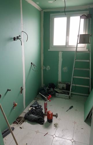 Pendant travaux : nouvelle cloison en placoplâtre hydrofuge.
