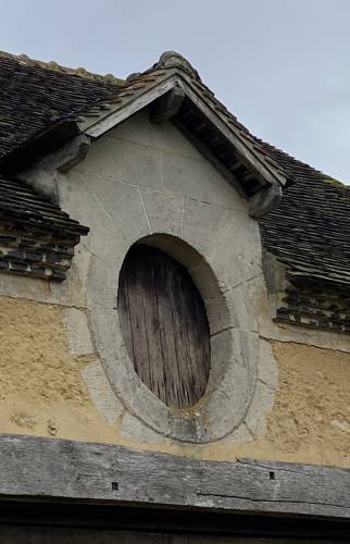 Chien assis traditionnel en pierre de taille dans le Perche