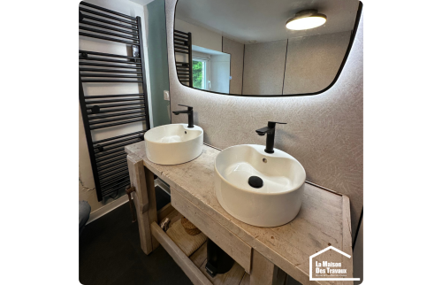 Salle de bain lumineuse et moderne