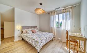 La nouvelle chambre, avec une grande fenêtre