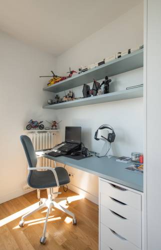 Bureau intégré dans une chambre d'enfant rénovée à Garches.