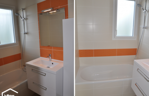 Salle de bain avec baignoire