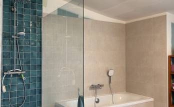 Espace douche et baignoire rénové à Chartres-de-Bretagne