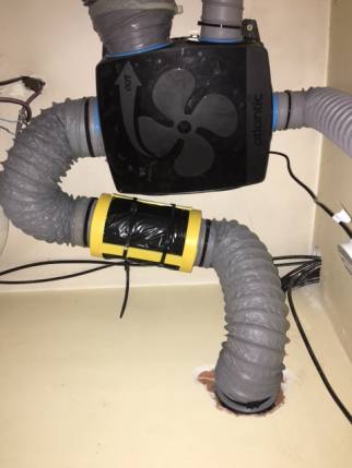 Bloc moteur de la VMC avec piège à son à niveau de la bouche d'extraction de la cuisine - Nantes 44