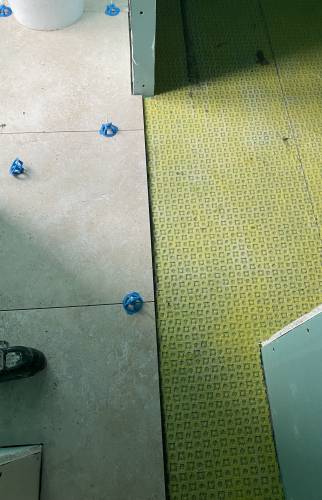 Pose d'une natte d'étanchéité indispensable dans une pièce d'eau