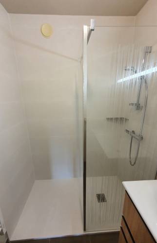 Paroi de douche vitrée installée