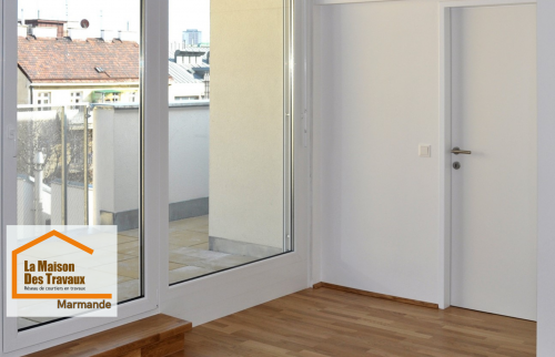 Découvrez cette belle réalisation de La Maison Des Travaux Marmande : remplacement d'une baie vitrée pour un intérieur lumineux et moderne. Une ouverture sur l'extérieur qui allie esthétique et performance énergétique.