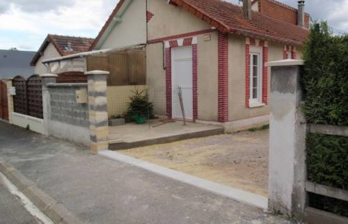 Chantier préparatoire implantation des piliers du portail et ragréage sol - Villennes-sur-Seine - 78670 - 