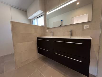 Création d'une salle d'eau de suite parentale avec meuble vasque et grand miroir - Nantes 44