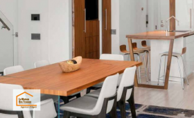 Cuisine ouverte et salle à manger rénovées dans une maison à Roquefort avec ambiance contemporaine et agencement optimisé.