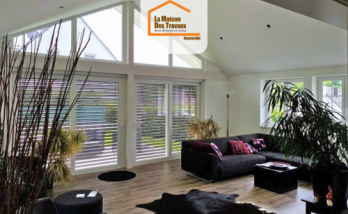 Intérieur lumineux avec brise-soleil orientables dans une maison rénovée à Thyez en Haute-Savoie