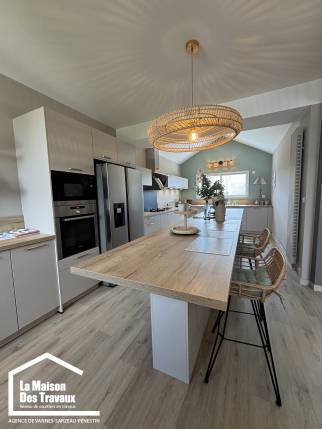 Nouvelle cuisine lumineuse dans une extension à étage