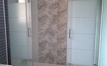 Salle de bain rénovée suite à un dégât des eaux - Bettant 01500